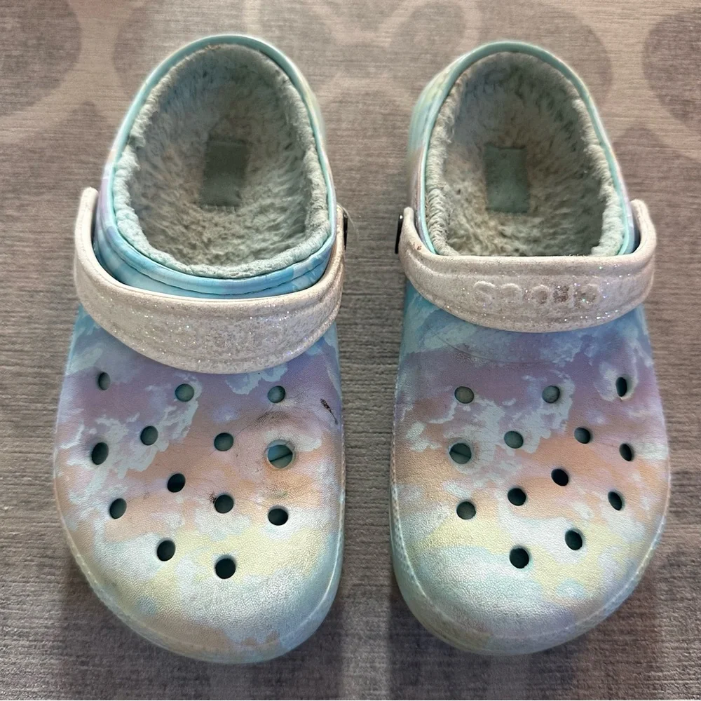 CROCS kids multicolor cloud lined cricket clogs  size 2
